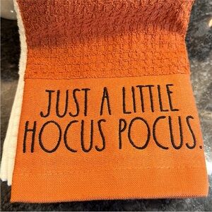 🎃 RAE DUNN HOCUS POCUS BELIEVE IN MAGIC FEELING WICKED SET OF 3 KITCHEN TOWELS